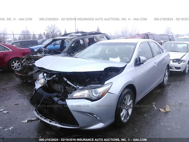 4T1BF1FK0FU067796 - 2015 TOYOTA CAMRY LE/XLE/SE/XSE ვერცხლისფერი ფოტო 2