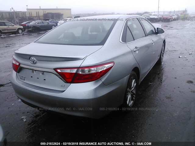 4T1BF1FK0FU067796 - 2015 TOYOTA CAMRY LE/XLE/SE/XSE ვერცხლისფერი ფოტო 4