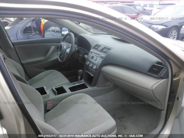 4T1BF3EK9AU099507 - 2010 TOYOTA CAMRY SE/LE/XLE 金色 照片 5