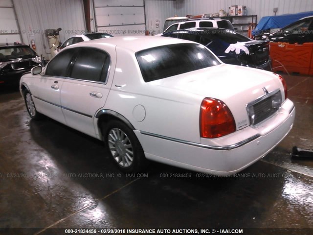 1LNHM82W53Y642674 - 2003 LINCOLN TOWN CAR SIGNATURE WHITE photo 3