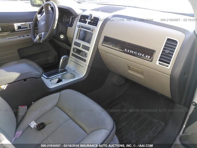2LMDU88C89BJ05514 - 2009 LINCOLN MKX WHITE photo 5