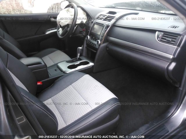 4T1BF1FK6EU811822 - 2014 TOYOTA CAMRY L/SE/LE/XLE 灰色 照片 5