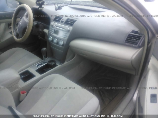 4T1BE46K79U273545 - 2009 TOYOTA CAMRY SE/LE/XLE Коричневый фото 5