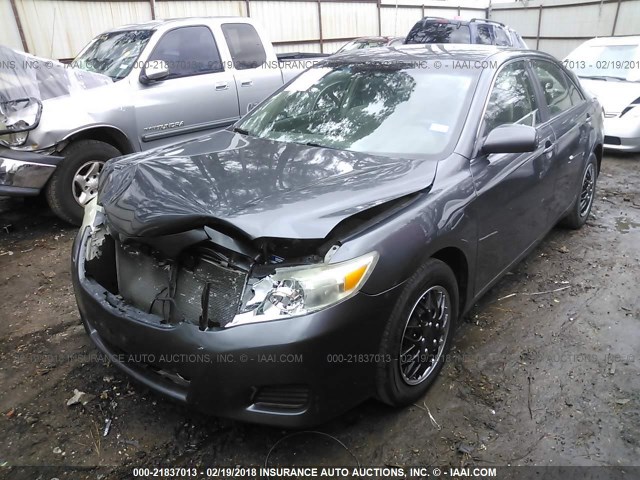 4T1BF3EK5BU736216 - 2011 TOYOTA CAMRY SE/LE/XLE GRAY photo 2