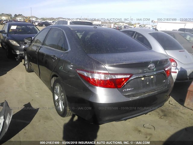 4T1BF1FKXFU082094 - 2015 TOYOTA CAMRY LE/XLE/SE/XSE Gris photo 3