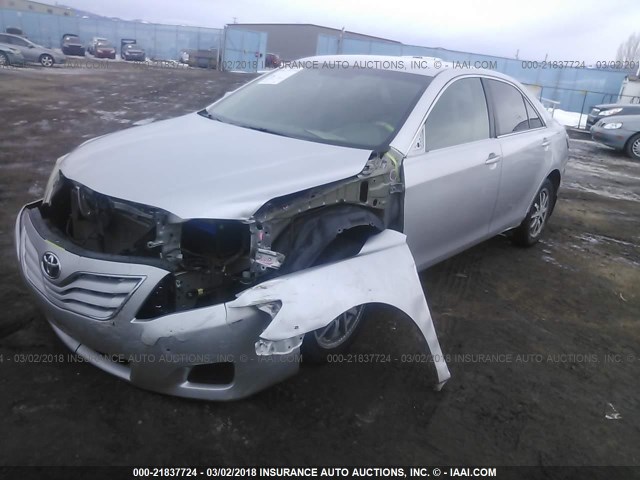 4T1BF3EK4BU130406 - 2011 TOYOTA CAMRY SE/LE/XLE ვერცხლისფერი ფოტო 2