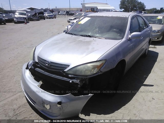 4T1BE32K24U890411 - 2004 TOYOTA CAMRY LE/XLE/SE SILVER photo 2