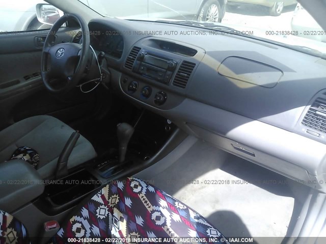 4T1BE32K24U890411 - 2004 TOYOTA CAMRY LE/XLE/SE SILVER photo 5