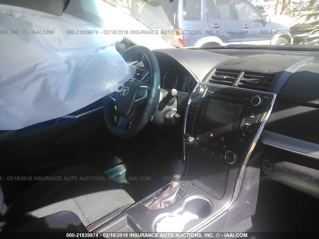 4T1BF1FK1HU814292 - 2017 TOYOTA CAMRY LE/XLE/SE/XSE RED photo 5