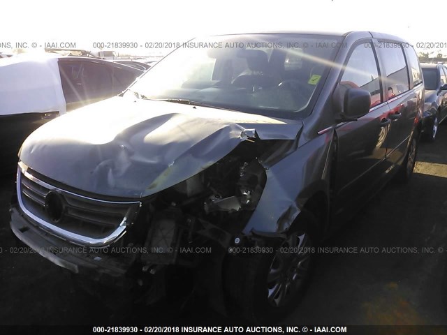 2V4RW4D18AR231273 - 2010 VOLKSWAGEN ROUTAN S GRAY photo 2