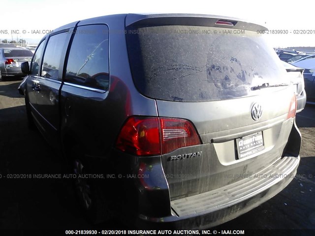 2V4RW4D18AR231273 - 2010 VOLKSWAGEN ROUTAN S GRAY photo 3