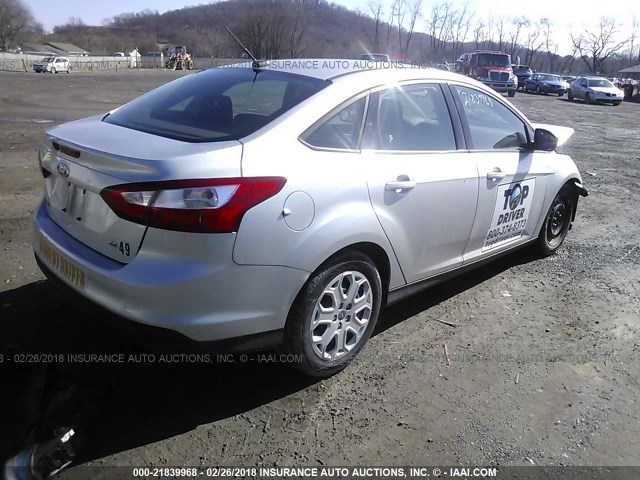 1FAHP3F20CL342145 - 2012 FORD FOCUS SE SILVER photo 4