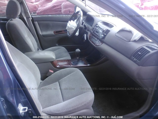 4T1BE32K03U778902 - 2003 TOYOTA CAMRY LE/XLE/SE ღია ლურჯი ფოტო 5