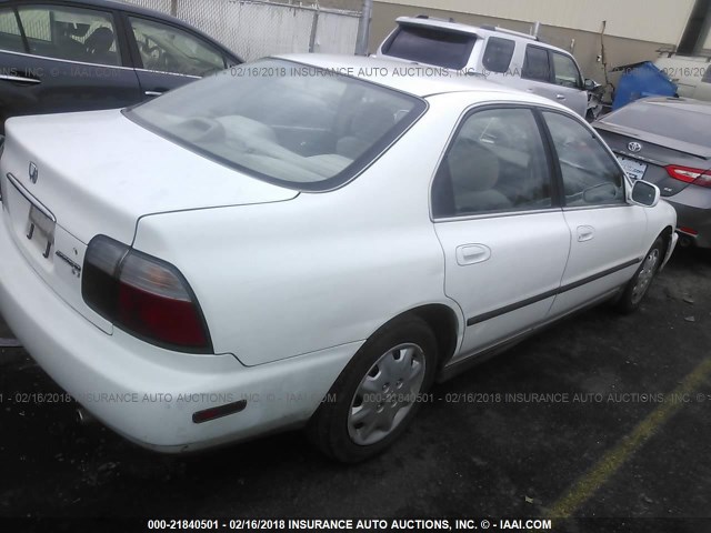 1HGCD5634TA051579 - 1996 HONDA ACCORD LX/EX WHITE photo 4