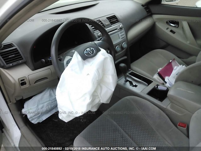4T4BE46K68R047601 - 2008 TOYOTA CAMRY CE/LE/XLE/SE WHITE photo 5