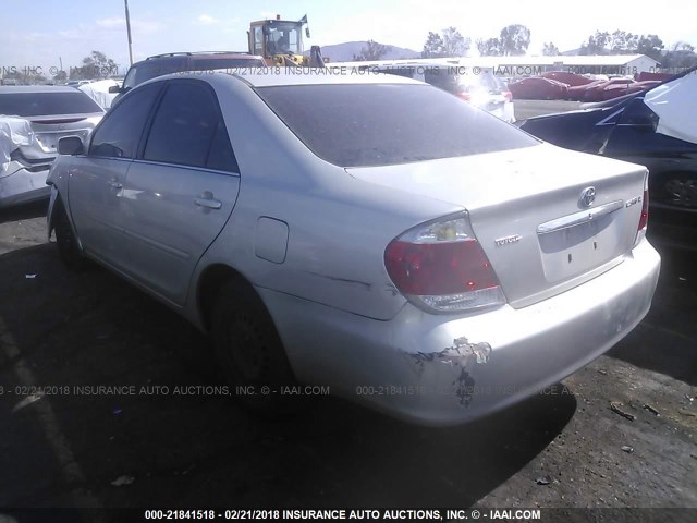 4T1BE32K55U519633 - 2005 TOYOTA CAMRY LE/XLE/SE ვერცხლისფერი ფოტო 3