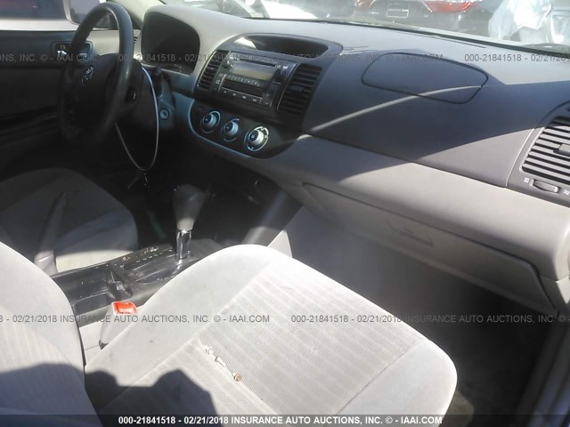 4T1BE32K55U519633 - 2005 TOYOTA CAMRY LE/XLE/SE ვერცხლისფერი ფოტო 5