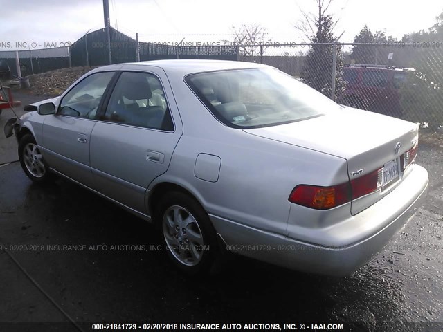 JT2BF28K7Y0251661 - 2000 TOYOTA CAMRY LE/XLE SILVER photo 3