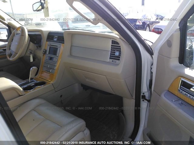 5LMFL285X8LJ00476 - 2008 LINCOLN NAVIGATOR L WHITE photo 5