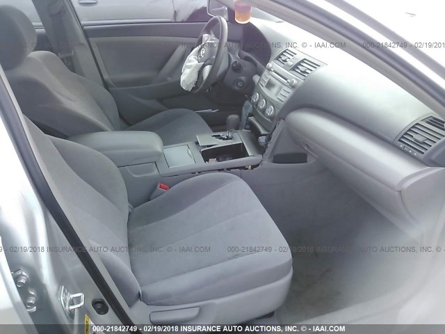 4T4BF3EK9BR118743 - 2011 TOYOTA CAMRY SE/LE/XLE ვერცხლისფერი ფოტო 5