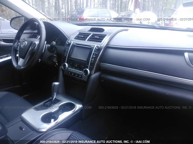 4T1BF1FK6EU742033 - 2014 TOYOTA CAMRY L/SE/LE/XLE 灰色 照片 5