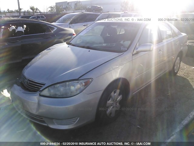 4T1BE32K05U408763 - 2005 TOYOTA CAMRY LE/XLE/SE 银色 照片 2