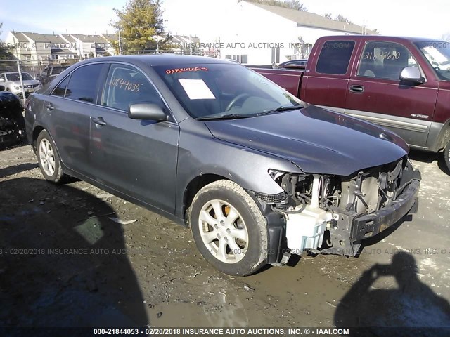 4T1BF3EKXBU133018 - 2011 TOYOTA CAMRY SE/LE/XLE GRAY photo 1