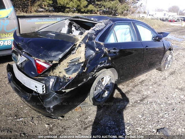 4T1BF1FK7FU040059 - 2015 TOYOTA CAMRY LE/XLE/SE/XSE BLACK photo 4