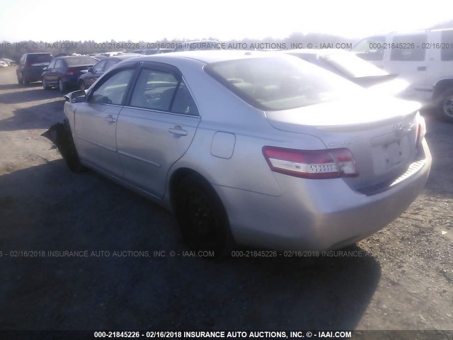 4T1BF3EK5AU005638 - 2010 TOYOTA CAMRY SE/LE/XLE SILVER photo 3