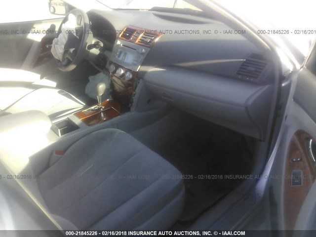 4T1BF3EK5AU005638 - 2010 TOYOTA CAMRY SE/LE/XLE SILVER photo 5