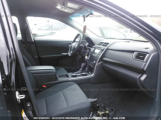 4T1BF1FK4HU418048 - 2017 TOYOTA CAMRY LE/XLE/SE/XSE BLACK photo 5