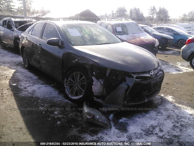 4T1BF1FK3FU066173 - 2015 TOYOTA CAMRY LE/XLE/SE/XSE ნაცრისფერი ფოტო 1