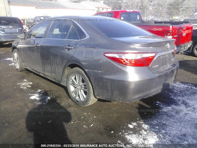 4T1BF1FK3FU066173 - 2015 TOYOTA CAMRY LE/XLE/SE/XSE ნაცრისფერი ფოტო 3