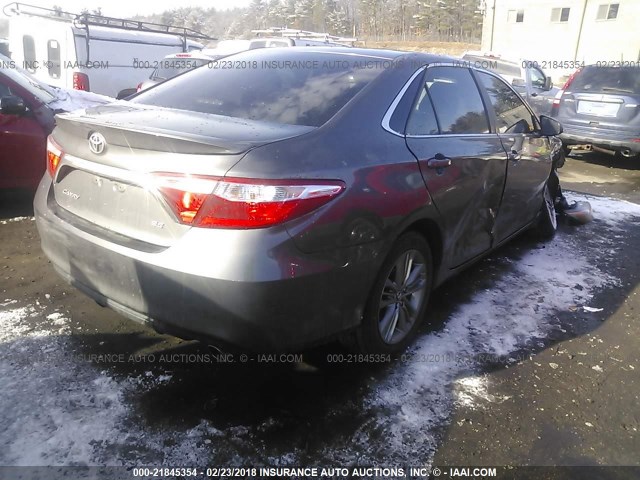 4T1BF1FK3FU066173 - 2015 TOYOTA CAMRY LE/XLE/SE/XSE ნაცრისფერი ფოტო 4