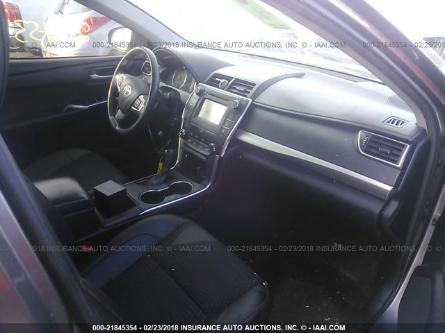 4T1BF1FK3FU066173 - 2015 TOYOTA CAMRY LE/XLE/SE/XSE ნაცრისფერი ფოტო 5