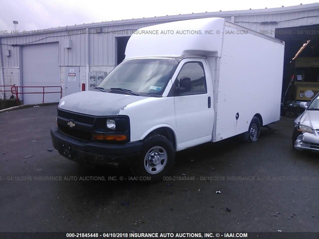 1GBHG31U171205871 - 2007 CHEVROLET EXPRESS G3500  WHITE photo 2