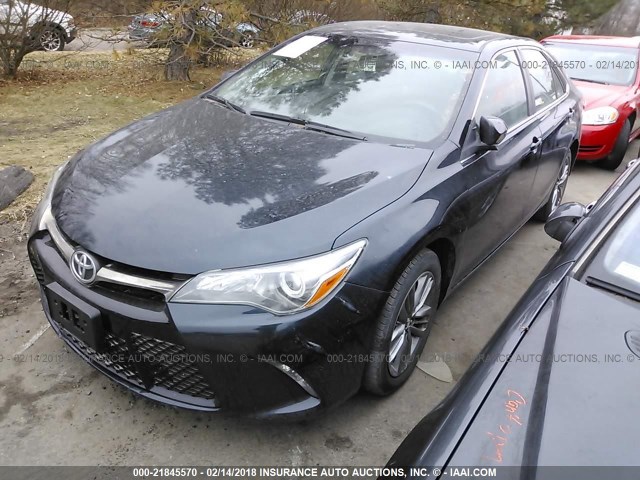 4T1BF1FK2FU092084 - 2015 TOYOTA CAMRY LE/XLE/SE/XSE Gris photo 2