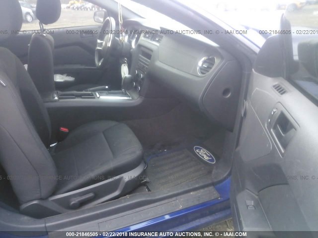 1ZVBP8AM3E5256337 - 2014 FORD MUSTANG BLUE photo 5