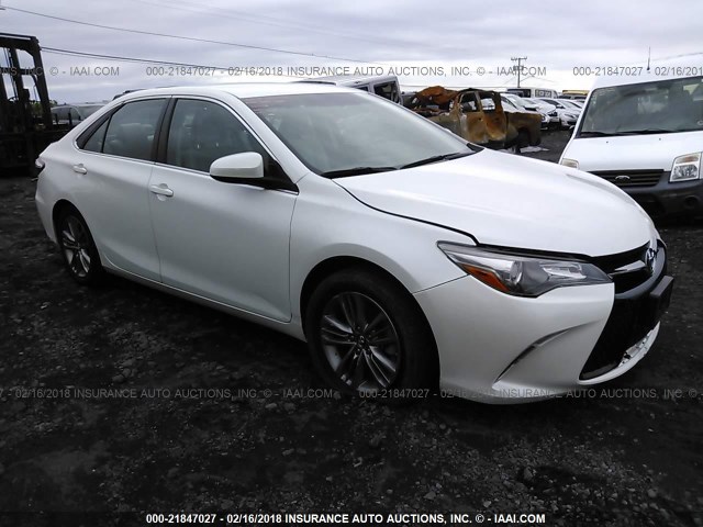 4T1BF1FK5GU580334 - 2016 TOYOTA CAMRY LE/XLE/SE/XSE თეთრი ფოტო 1