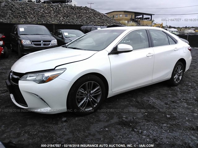4T1BF1FK5GU580334 - 2016 TOYOTA CAMRY LE/XLE/SE/XSE თეთრი ფოტო 2
