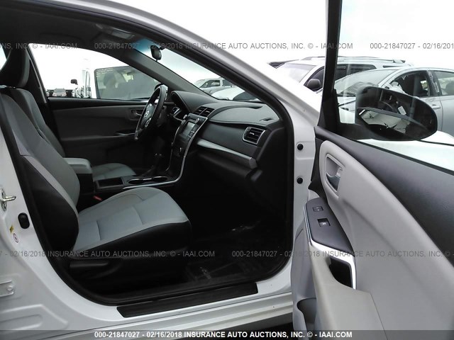 4T1BF1FK5GU580334 - 2016 TOYOTA CAMRY LE/XLE/SE/XSE თეთრი ფოტო 5