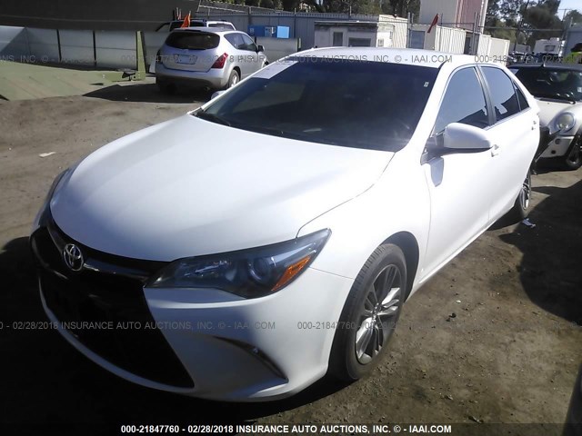 4T1BF1FK6GU266076 - 2016 TOYOTA CAMRY LE/XLE/SE/XSE WHITE photo 2