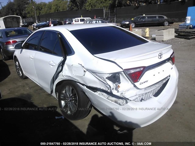 4T1BF1FK6GU266076 - 2016 TOYOTA CAMRY LE/XLE/SE/XSE WHITE photo 3