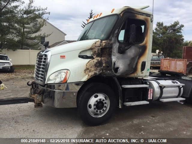 1FUBFADV7DLBW8301 - 2013 FREIGHTLINER CASCADIA 113  WHITE photo 2