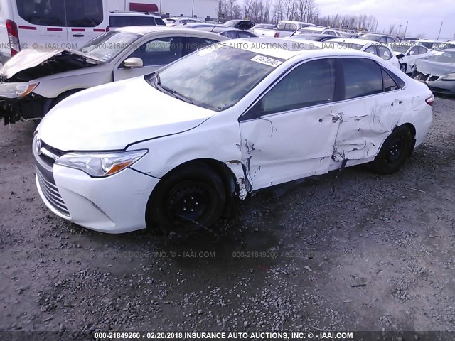 4T4BF1FK3FR474470 - 2015 TOYOTA CAMRY LE/XLE/SE/XSE Weiß Foto 2