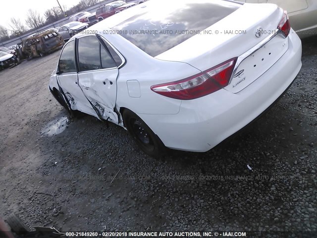 4T4BF1FK3FR474470 - 2015 TOYOTA CAMRY LE/XLE/SE/XSE WHITE photo 3