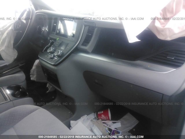 5TDKK3DC4FS599225 - 2015 TOYOTA SIENNA LE WHITE photo 5