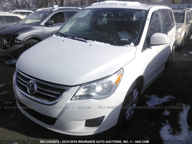 2C4RVABG8CR294332 - 2012 VOLKSWAGEN ROUTAN SE WHITE photo 2