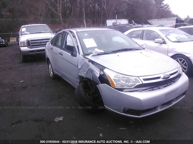 1FAHP35N28W299655 - 2008 FORD FOCUS SE/SEL/SES SILVER photo 1