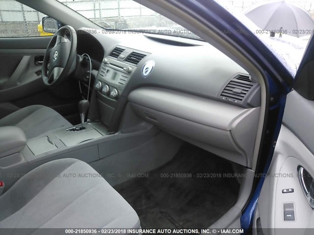 4T1BF3EKXBU647340 - 2011 TOYOTA CAMRY SE/LE/XLE BLUE photo 5